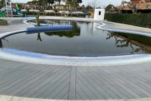 Colocación tarima exterior de composite en complejo de Cambrils