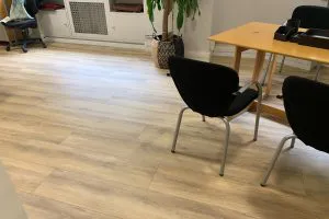 Instalación de parquet laminado modelo Lodge Oac  texturado en Barcelona